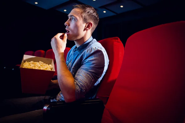 Jeune homme regardant un film — Photo