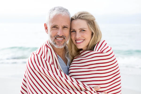 Feliz pareja sonriendo en la playa —  Fotos de Stock