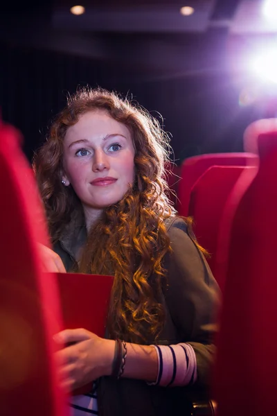 Mujer joven viendo una película —  Fotos de Stock