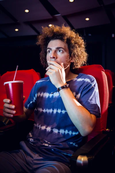 若い男の映画を見て、ソーダを飲む — ストック写真