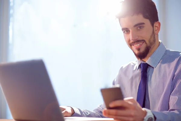 Homme d'affaires utilisant un ordinateur portable au bureau — Photo