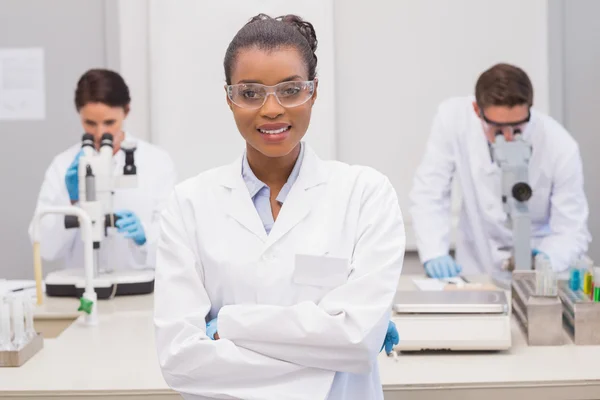 Cientista sorrindo com óculos de proteção — Fotografia de Stock