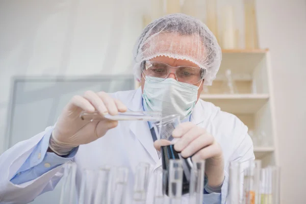 Scientist doing experimentations — Stock Photo, Image