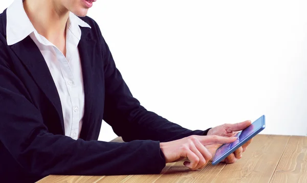 Zakenvrouw met behulp van Tablet PC aan balie — Stockfoto