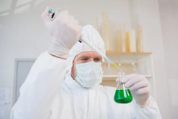 Scientist in protective suit doing experimentations — Stock Photo, Image