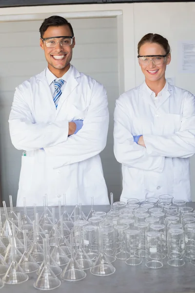 Lächelnde Wissenschaftler mit verschränkten Kameraarmen — Stockfoto