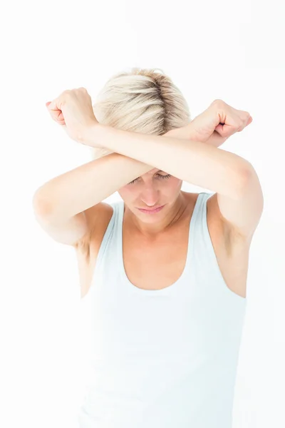 Vrouw met haar armen voor haar hoofd boos — Stockfoto