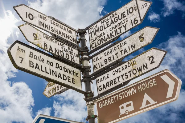 Signpost para lugares em Cork Irlanda — Fotografia de Stock