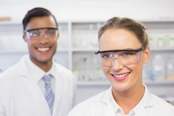 Científicos sonriendo y mirando a la cámara — Foto de Stock