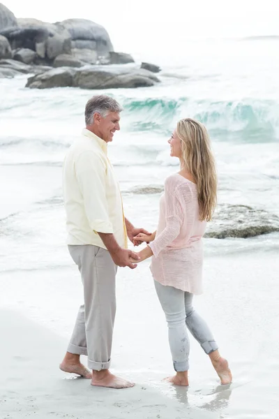 Pareja cogida de la mano y sonriendo — Foto de Stock