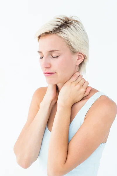 Мерцающая женщина, страдающая от боли в шее — стоковое фото