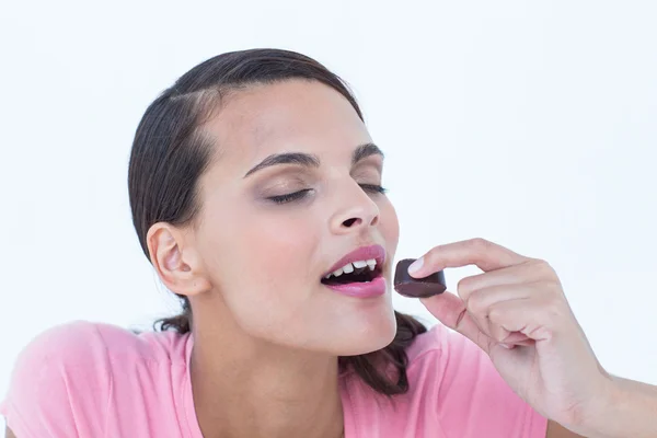 Mulher bonita comendo chocolate — Fotografia de Stock