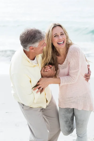 Casal feliz se divertindo juntos — Fotografia de Stock