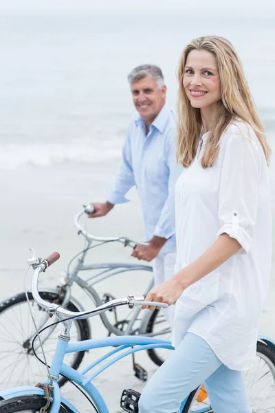 Feliz casal de ciclismo juntos — Fotografia de Stock