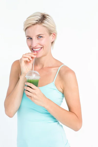 Beautiful woman drinking green juice — Stock Photo, Image