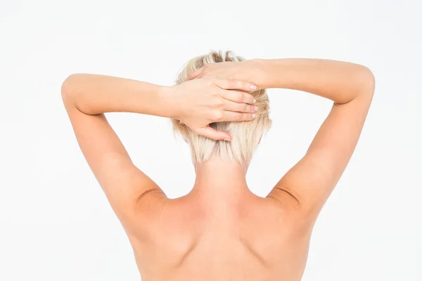 Belle femme seins nus touchant ses cheveux — Photo