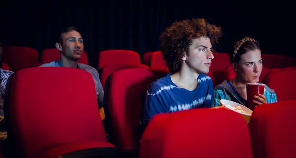 Unga vänner tittar på film — Stockfoto