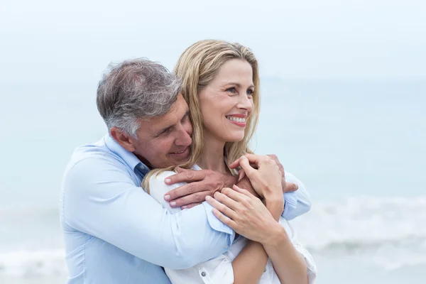 Pareja abrazándose por mar —  Fotos de Stock