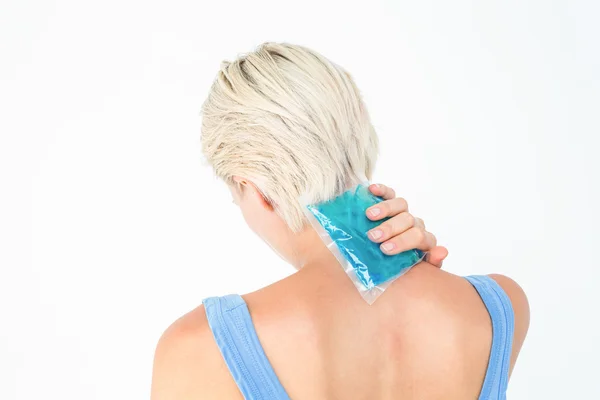 Mulher loira colocando gel pack no pescoço — Fotografia de Stock