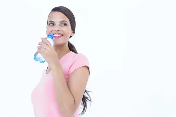 Donna felice che beve bottiglia d'acqua — Foto Stock