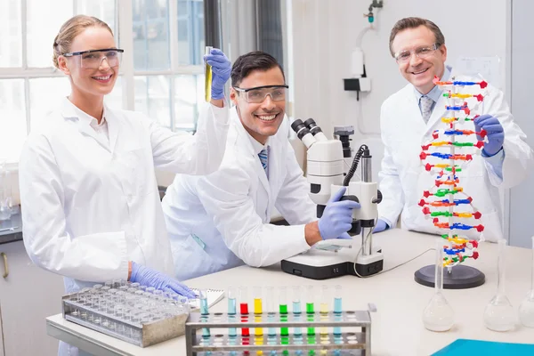 Scienziati sorridenti guardando la macchina fotografica — Foto Stock