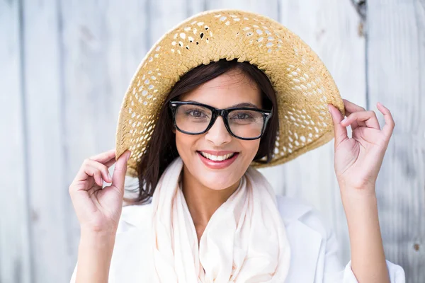 Sonriendo hermosa morena con sombrero de paja y mirando vino —  Fotos de Stock