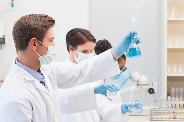 Cientistas olhando para precipitados — Fotografia de Stock