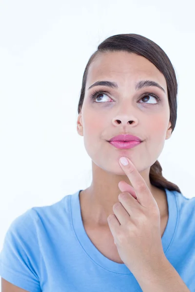 Donna premurosa che alza lo sguardo con un dito sul mento — Foto Stock