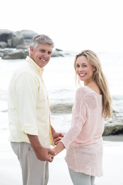 Pareja cogida de la mano y sonriendo —  Fotos de Stock