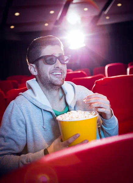 Jonge man kijken naar een 3D-film — Stockfoto