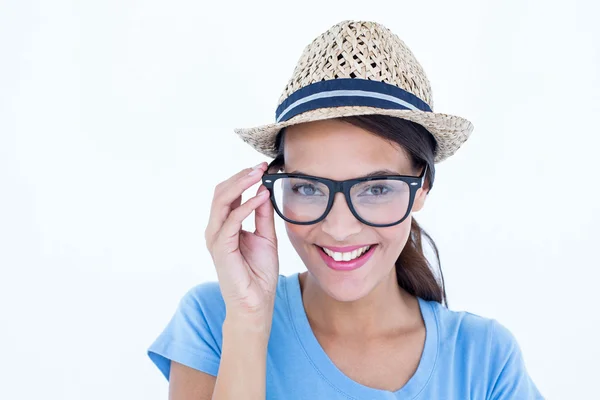 Glückliche brünette Frau hält ihre Brille — Stockfoto