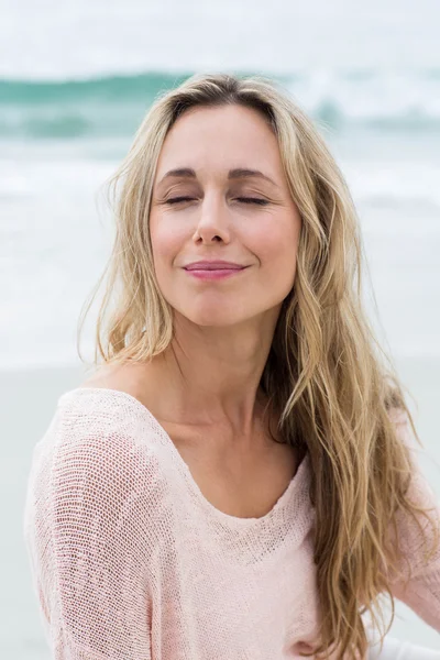 Mooie blonde ontspannen op het zand — Stockfoto
