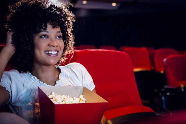 Sorrindo jovem mulher assistindo um filme — Fotografia de Stock