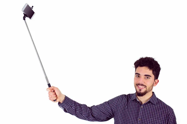 Uomo casuale utilizzando un bastone selfie — Foto Stock