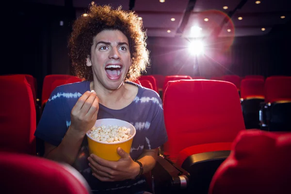 Gelukkig jonge man kijken naar een film — Stockfoto