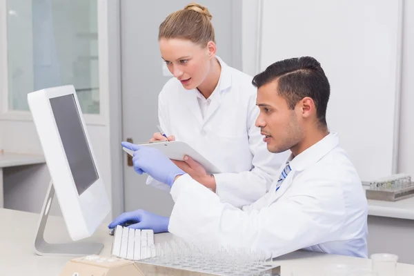 Cientistas olhando para o computador — Fotografia de Stock