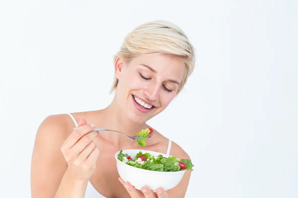 Bella donna bionda mangiare insalata — Foto Stock