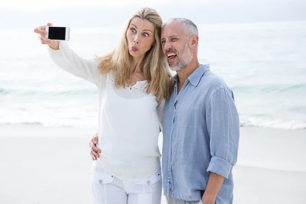 Par med selfie med mobiltelefon — Stockfoto