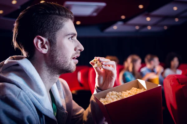 Folk tittar på film — Stockfoto