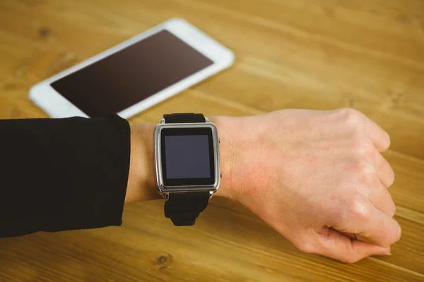 Businesswoman with smart watch on wrist — Stock Photo, Image