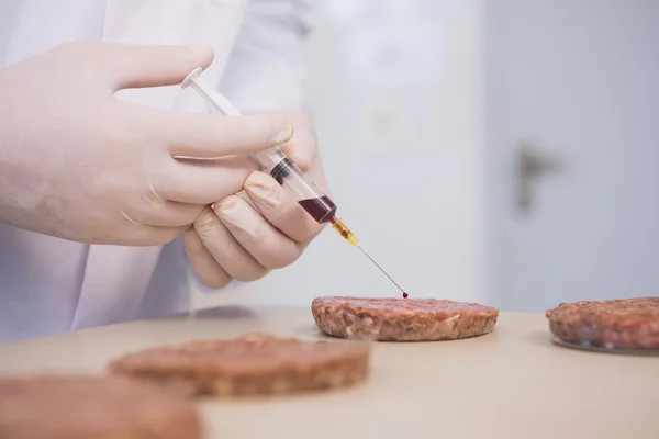 Scientist injecting beefsteaks — Stock Photo, Image