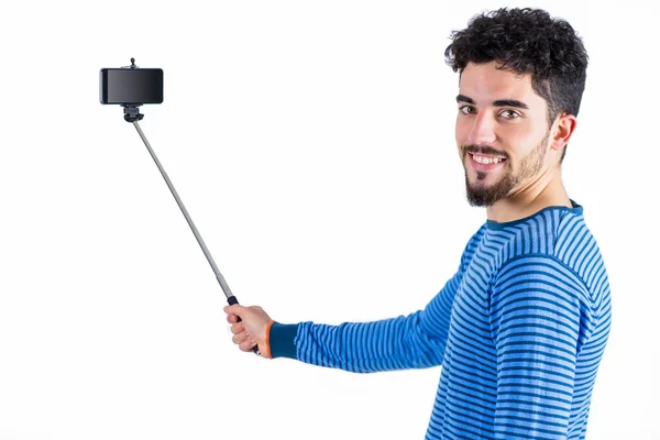 Homme décontracté utilisant un selfie stick — Photo