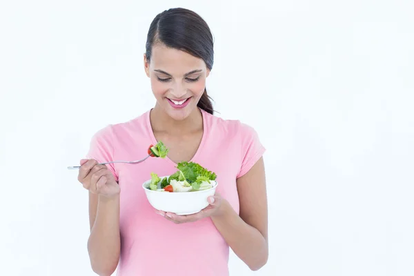 Bonita morena comendo tigela de salada — Fotografia de Stock