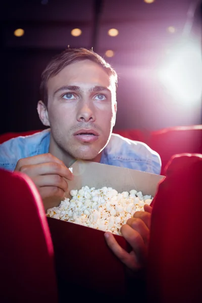 Genç adam bir film izlerken — Stok fotoğraf