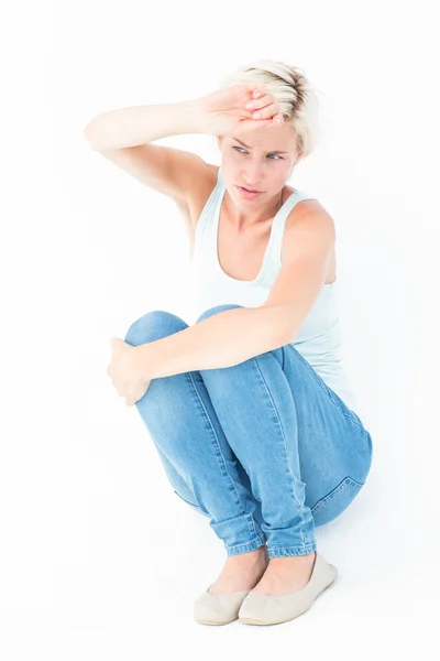 Accovacciarsi donna triste tenendosi la mano — Foto Stock