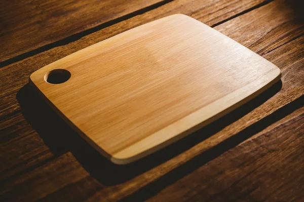 Tagliere su tavolo di legno — Foto Stock