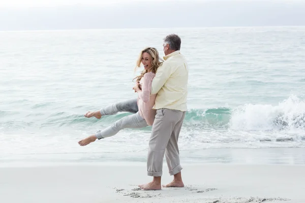 Casal feliz se divertindo juntos — Fotografia de Stock