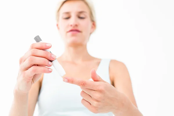 Mujer sonriente analizando su nivel de glucosa en sangre — Foto de Stock