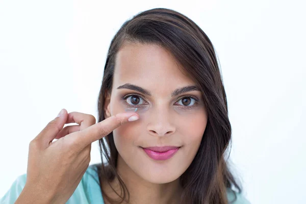 Hermosa mujer aplicando lentes de contacto —  Fotos de Stock