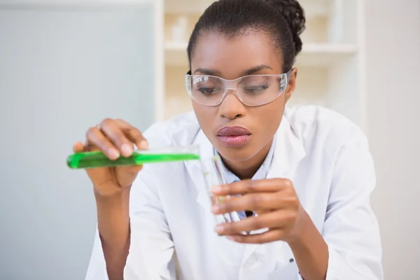 Científico concentrado haciendo experimento científico — Foto de Stock